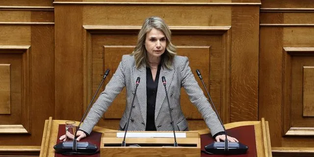 Μιλένα Αποστολάκη: “Άδικες και απαράδεκτες οι μηνιαίες χρεώσεις σε απλούς τραπεζικούς λογαριασμούς”