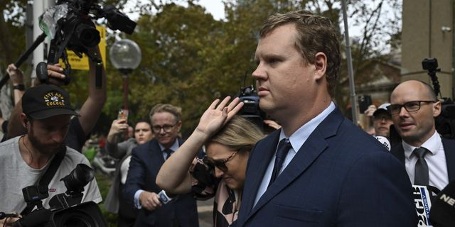 Ο Κρίστιαν Γουάιτ έξω από το δικαστικό Μέγαρο