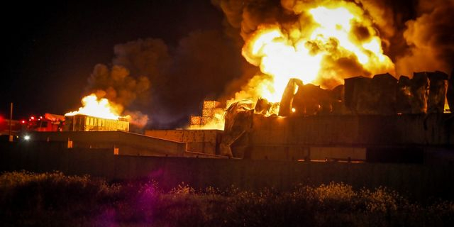Αυλίδα: Φωτιά σε αποθήκες πλαστικών και χαρτικών – Μήνυμα από το 112