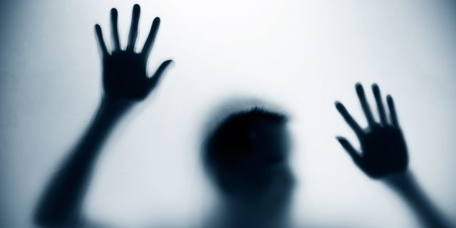 Πώς ένας άνδρας ξέφυγε από την 20ετή αιχμαλωσία της μητριάς του με ένα χαρτί κι ένα απολυμαντικό