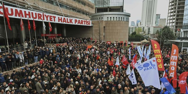 Συγκέντρωση έξω από τα γραφεία του CHP μετά τη σύλληψη Ιμάμογλου