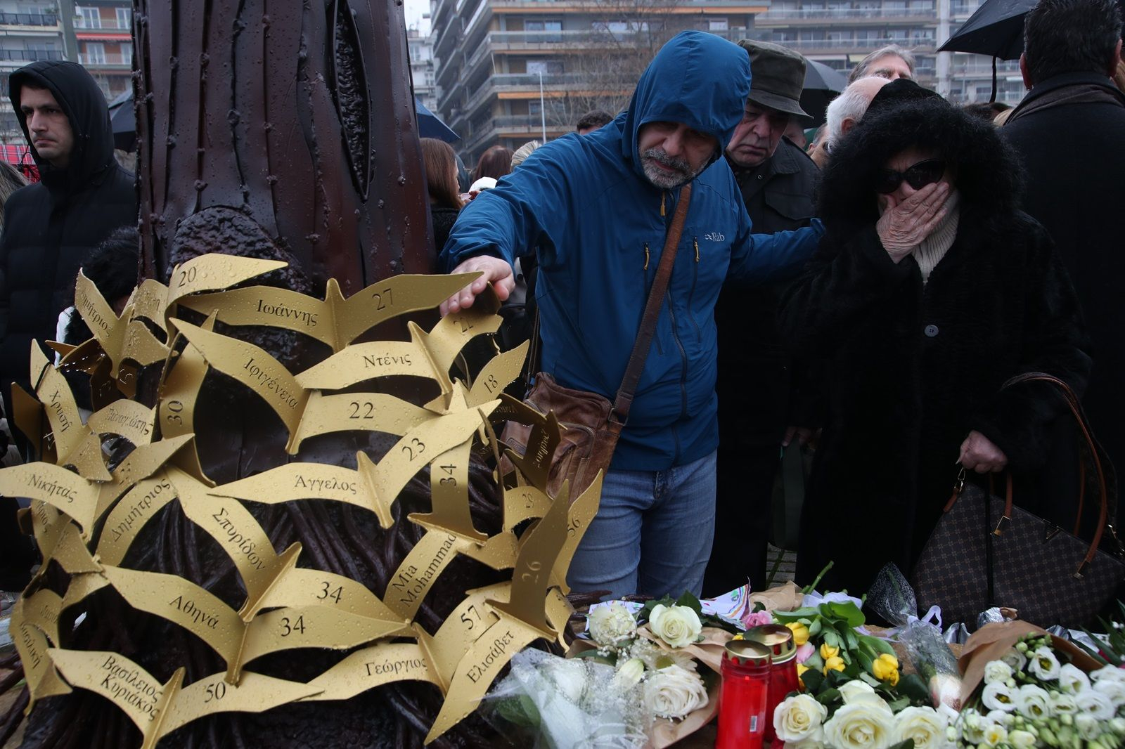 Αποκαλυπτήρια του μνημείου το "Δέντρο της Μνήμης" στην Θεσσαλονίκη με τα ονόματα των 57 θυμάτων της σιδηροδρομικής τραγωδίας των Τεμπών, Κυριακή 2 Μαρτίου 2025.