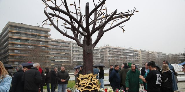 Αποκαλυπτήρια του μνημείου το "Δέντρο της Μνήμης" στην Θεσσαλονίκη με τα ονόματα των 57 θυμάτων της σιδηροδρομικής τραγωδίας των Τεμπών, Κυριακή 2 Μαρτίου 2025.