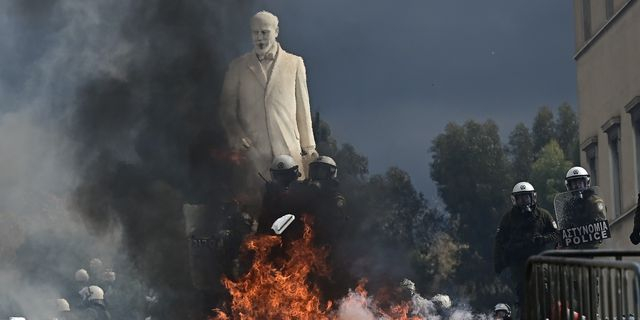 Επεισόδια μετά το τέλος της απεργιακής συγκέντρωσης στην πλατεία Συντάγματος στην Αθήνα για τα δύο χρόνια από τα Τέμπη