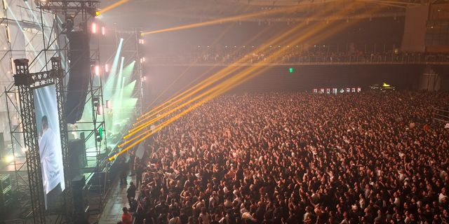 Ήμασταν στο sold-out του Εθισμού – Χιλιάδες φωνές και τα αδιέξοδα των millennials