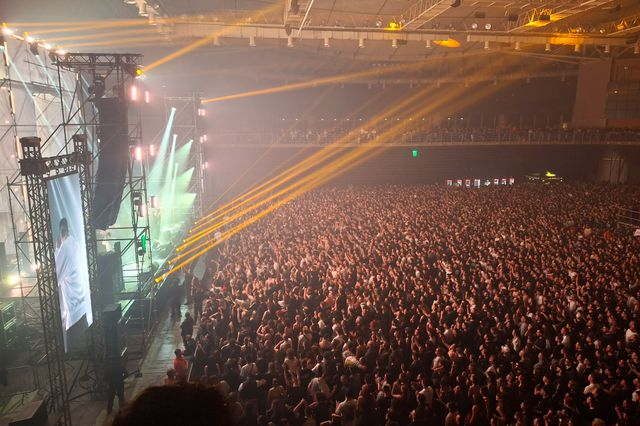 Ήμασταν στο sold-out του Εθισμού – Χιλιάδες φωνές και τα αδιέξοδα των millennials