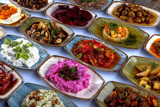 Επτά κορυφαία στέκια για φαγητό και ποτό στο Ανοιξιάτικο Κουκάκι