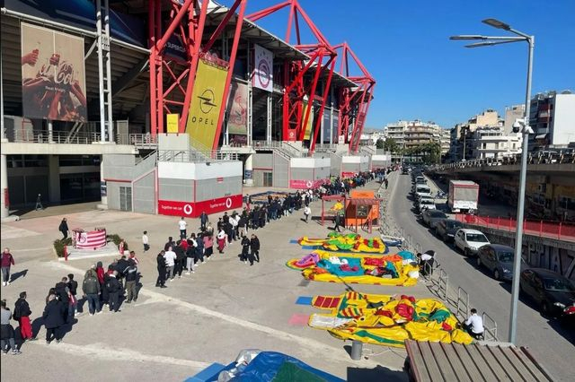100 Χρόνια Ολυμπιακός: Ασύλληπτη εικόνα, οι οπαδοί κύκλωσαν το “Καραϊσκάκης” για την επετειακή φανέλα