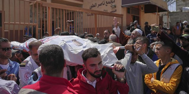 Παλαιστίνιοι κουβαλούν τις σορούς οκτώ μελών του Ερυθρού Σταυρού που έπεσαν νεκροί στη Γάζα