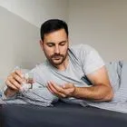 Άνδρας παίρνει χάπια