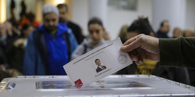 Οι πολίτες προσέρχονται στις κάλπες για την ανάδειξη του υποψηφίου για την προεδρία της Τουρκίας για το CHP, παρά την προφυλάκιση Ιμάμογλου