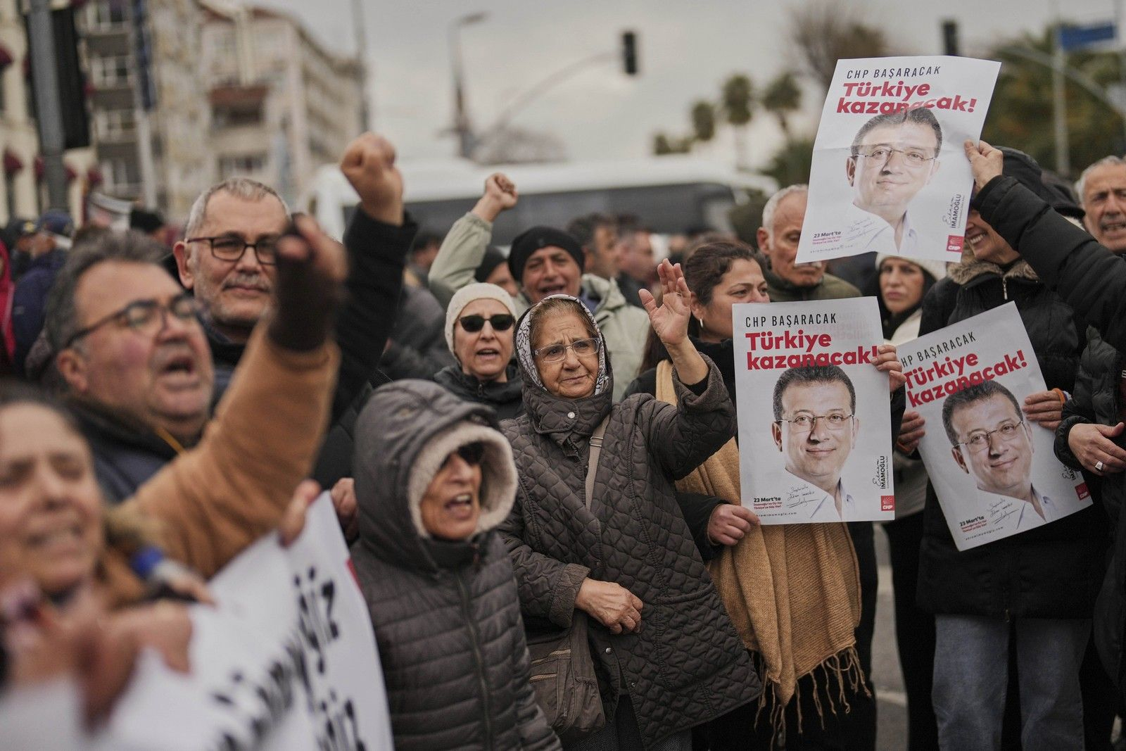 Έκρυθμη η κατάσταση στην Τουρκία - Επεισόδια στις συγκεντρώσεις υποστηρικτών του Ιμάμογλου