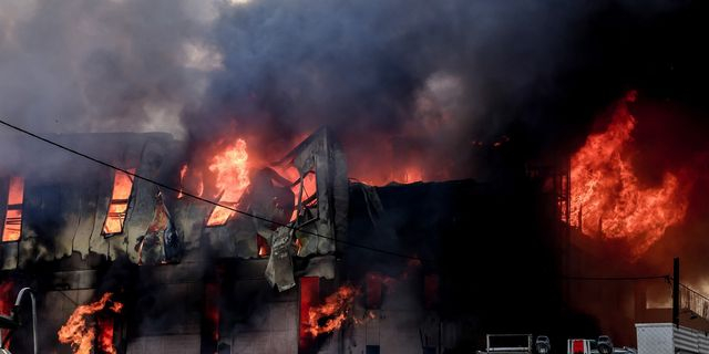 Ηράκλειο: Χωρίς εστία φωτιάς μέσα στο εργοστάσιο ξυλείας – Καθαρίζεται ο χώρος, ανυπολόγιστες ζημιές