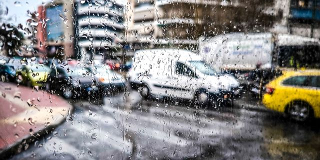 Ξεκίνησε η ψυχρή εισβολή – Βροχή και χάος στους δρόμους της Αθήνας
