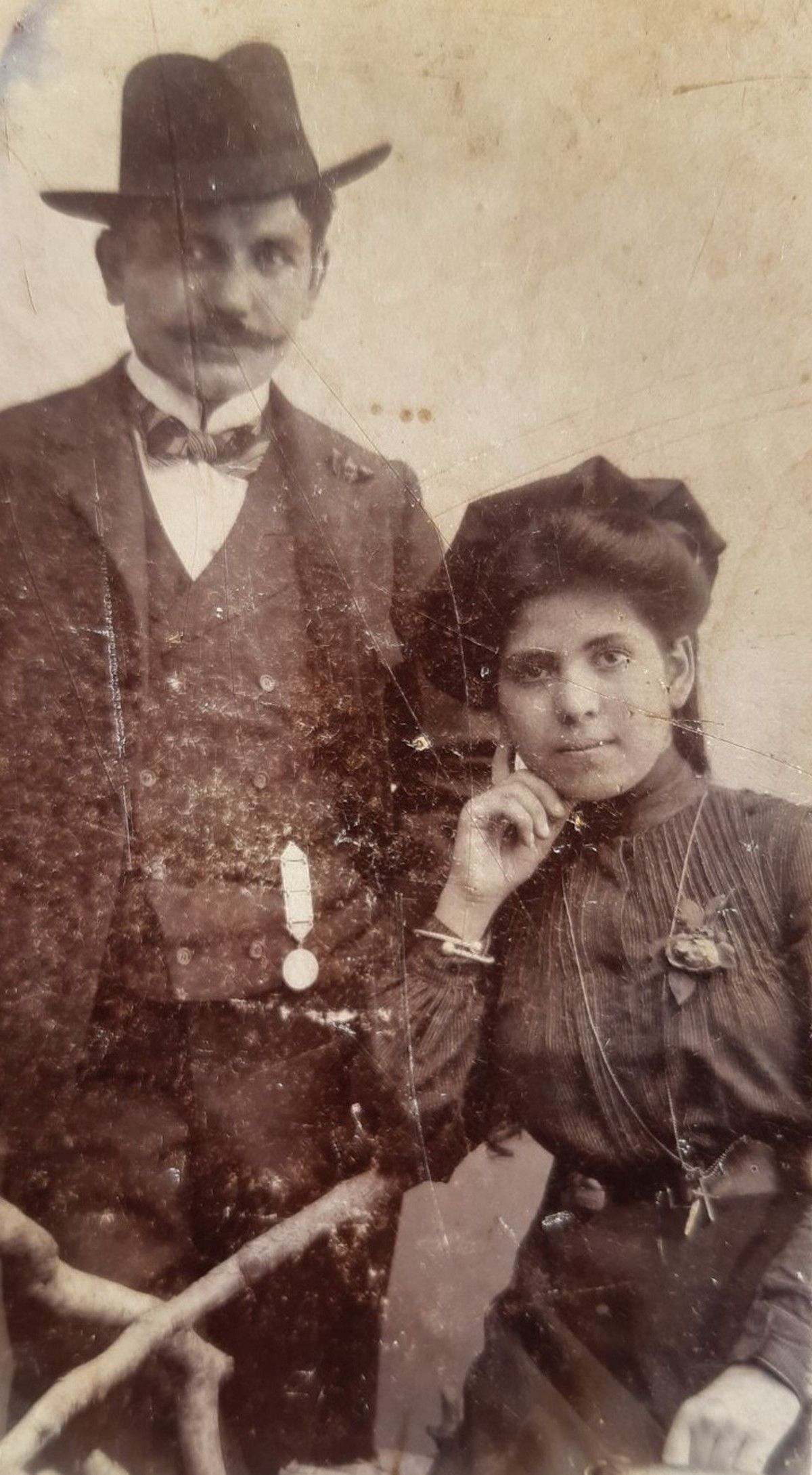 H Αικατερίνη Μουτσοπούλου το 1901, σε ηλικία 16 ετών, με τον αδερφό της