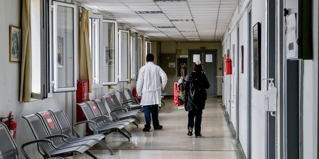 Τύρναβος: Συνοδοί ασθενή επιτέθηκαν σε γιατρό και οδηγό ασθενοφόρου