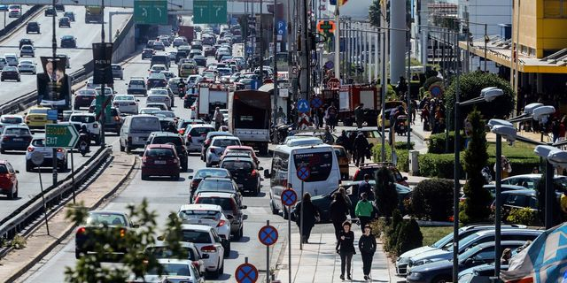 Χάος στον Κηφισό μετά από σύγκρουση νταλίκας με ΙΧ