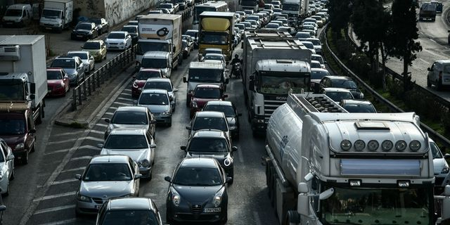 Μεταμόρφωση: Ανατροπή νταλίκας στην Αθηνών-Λαμίας – Με ελαφρά τραύματα ο οδηγός