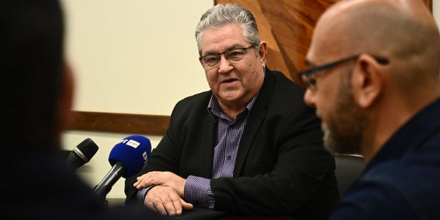 Συνάντηση Κουτσούμπα με μέλη της ΔΟΕ – “Το ΚΚΕ στηρίζει τα δίκαια αιτήματα των εκπαιδευτικών”