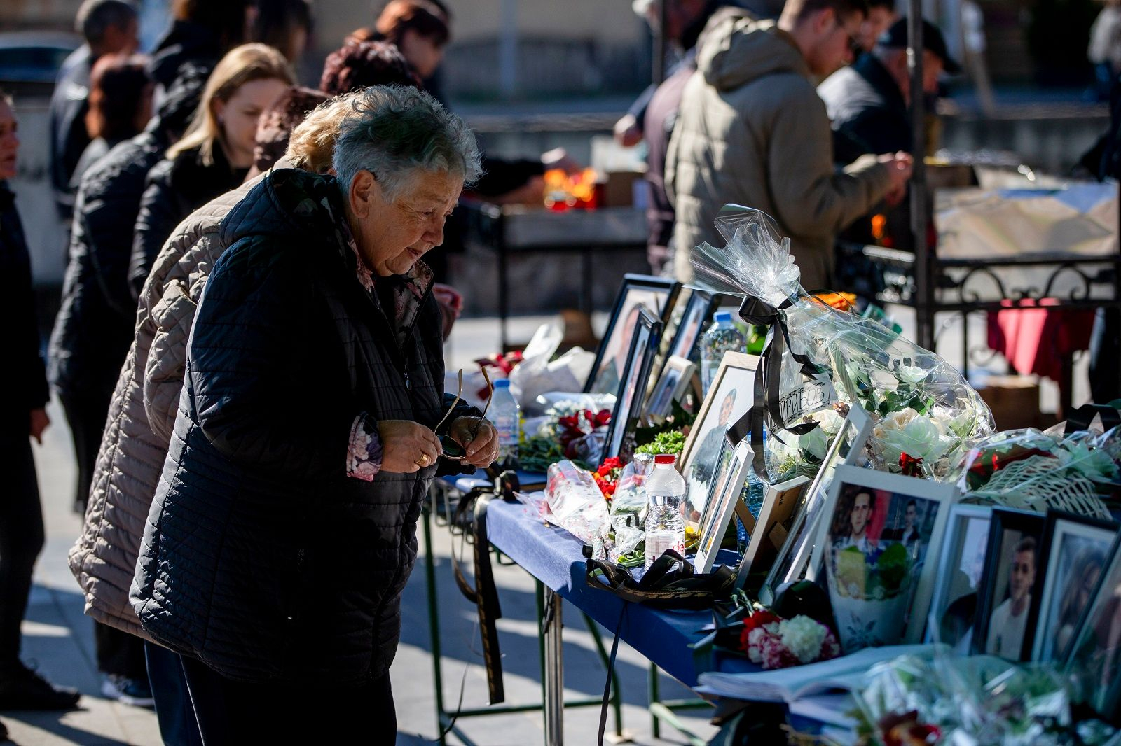 Πολίτες της Βόρειας Μακεδονίας αποτίνουν φόρο τιμής στα θύματα της τραγωδίας