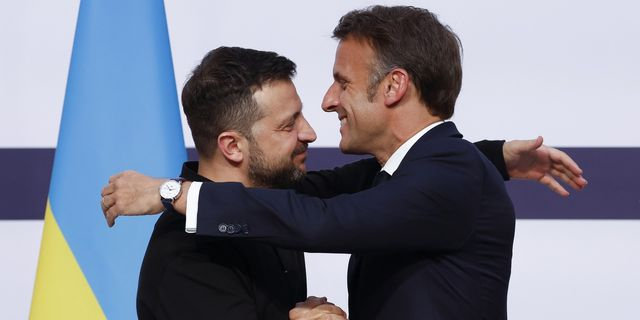 Viral το αμήχανο τηλεφώνημα Μακρόν σε Ζελένσκι – “Να σε πάρω εγώ σε 15 λεπτά;”