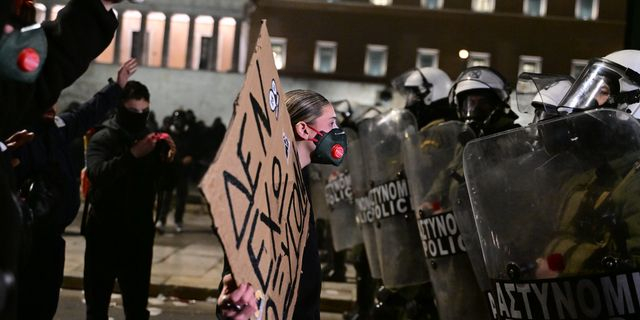 Τέμπη: Συλλαλητήρια σε όλη τη χώρα – Αναίτια χρήση χημικών από τα ΜΑΤ στο Σύνταγμα