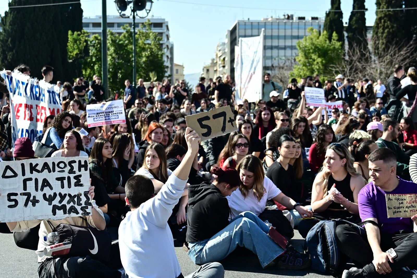 Συλλαλητήριο από φοιτητικούς και μαθητικούς συλλόγους στην Αθήνα, με βασικό αίτημα να αποδοθεί δικαιοσύνη για την τραγωδία των Τεμπών