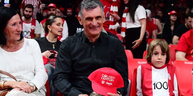 Ολυμπιακός: Γενέθλια στο ΣΕΦ για τον Μεντιλίμπαρ – Αποθέωση και δεκάδες selfie με τους φιλάθλους
