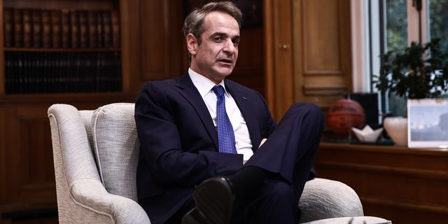 Σέρνεται ο Μητσοτάκης, αχνοφαίνεται ένα νέο 2012…
