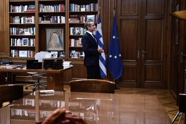 Το “διαίρει και βασίλευε” του Μητσοτάκη με τους δελφίνους