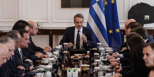 Προσφέρουν, στα αλήθεια, κάτι οι ανασχηματισμοί;