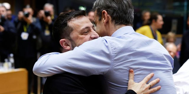 Η θερμή αγκαλιά Μητσοτάκη – Ζελένσκι στις Βρυξέλλες