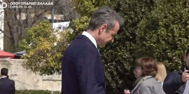 Τέμπη: Ο Κ. Μητσοτάκης έσκυψε το κεφάλι στα ονόματα των θυμάτων μπροστά στη Βουλή