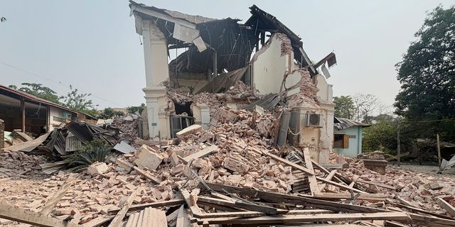 Ένα κτίριο έχει υποστεί ζημιές μετά από σεισμό την Παρασκευή στη Μιανμάρ.