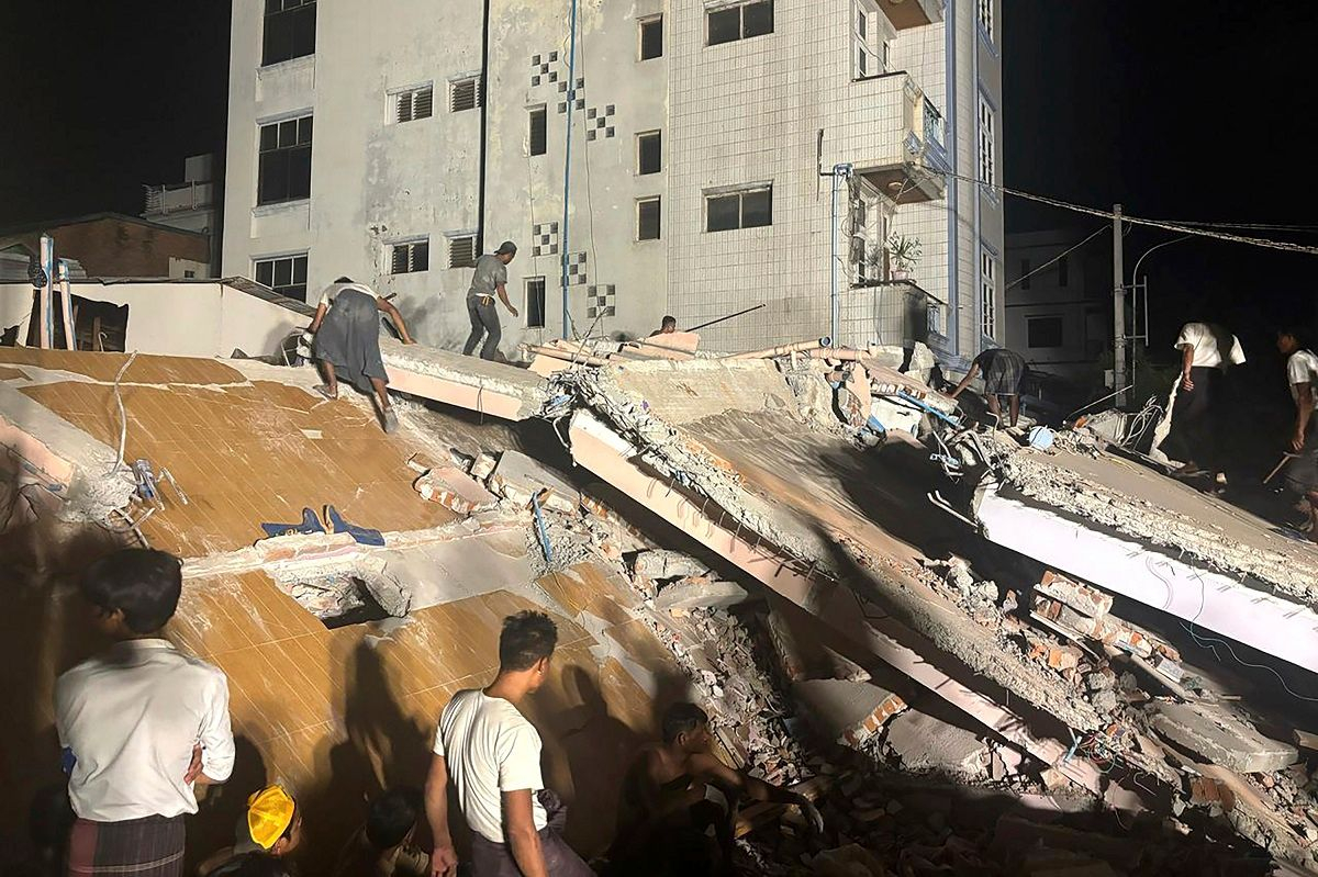 Μάχη με το χρόνο δίνουν διασώστες και εθελοντές για τον απεγκλωβισμό πολιτών από τα συντρίμμια στη Μιανμάρ