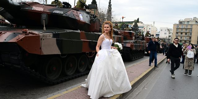 Ζευγάρι γιόρτασε την επέτειο γάμου του στην στρατιωτική παρέλαση στο Σύνταγμα