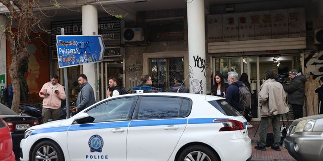 Νεκρός στην Ομόνοια: Η σακούλα, το μπουρνούζι και η σωλήνα με το άγνωστο αέριο