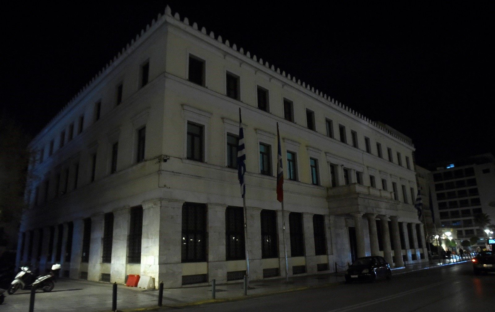 Το δημαρχείο Αθηνών με σβηστά φώτα για την Ώρα της Γης