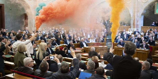 Βουλευτές του κόμματος της αντιπολίτευσης Momentum άναψαν πολύχρωμα καπνογόνα στην ουγγρική Βουλή