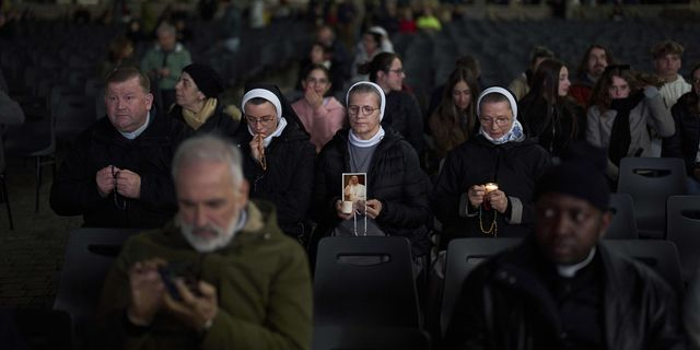 Πιστοί προσεύχονται για τον πάπα Φραγκίσκο