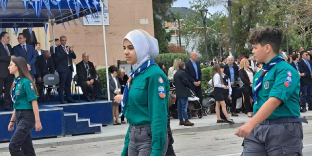 Μυτιλήνη: Δύο προσφυγόπουλα από την Παλαιστίνη στην παρέλαση της 25ης Μαρτίου