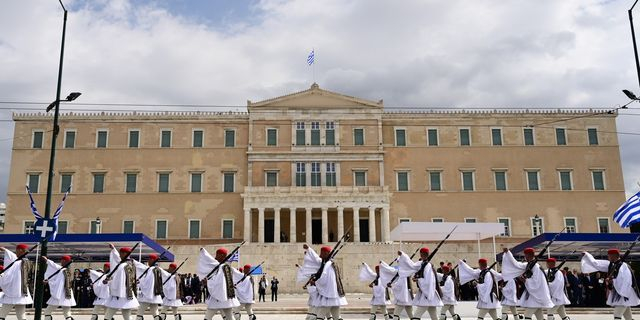Στρατιωτική παρέλαση στην Αθήνα για την εθνική επέτειο της 25ης Μαρτίου (ΑΡΧΕΙΟΥ)