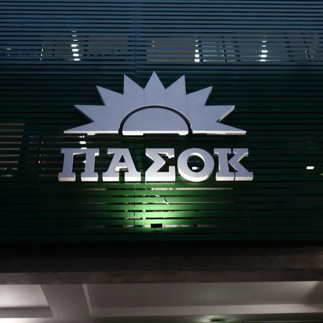 ΠΑΣΟΚ κατά Μητσοτάκη: Πανικόβλητος, ο “Νίξον” του Μαξίμου δραπετεύει