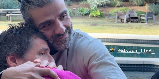 Pedro Pascal και Oscar Isaac ποζάρουν αγκαλιασμένοι – Η φωτογραφία που έγινε viral