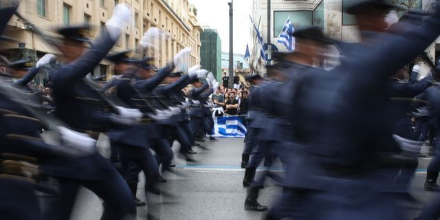 Θέλουμε στρατό με ανεγκέφαλους και χούλιγκαν;