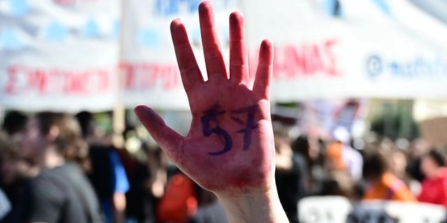 Συλλαλητήριο από φοιτητικούς και μαθητικούς συλλόγους στην Αθήνα, με βασικό αίτημα να αποδοθεί δικαιοσύνη για την τραγωδία των Τεμπών