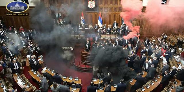 Καπνογόνα εντός της αίθουσας του σερβικού κοινοβουλίου