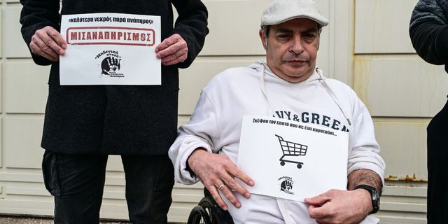 Διαμαρτυρία έξω από τον ΣΚΑΪ για το μισαναπηρικό σχόλιο του Δ. Οικονόμου