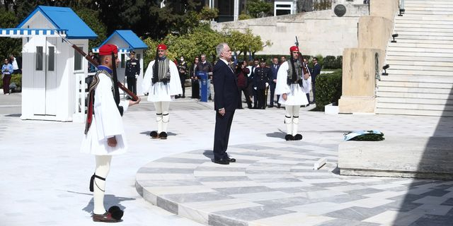 Κατάθεση στεφάνου στο Μνημείο του Άγνωστου Στρατιώτη από το νέο Πρόεδρο της Δημοκρατίας Κωνσταντίνο Τασούλα