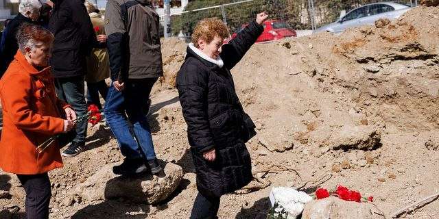 Θεσσαλονίκη: Κόκκινα γαρύφαλλα στους ομαδικούς τάφους όπου εντοπίστηκαν 33 σκελετοί εκτελεσθέντων